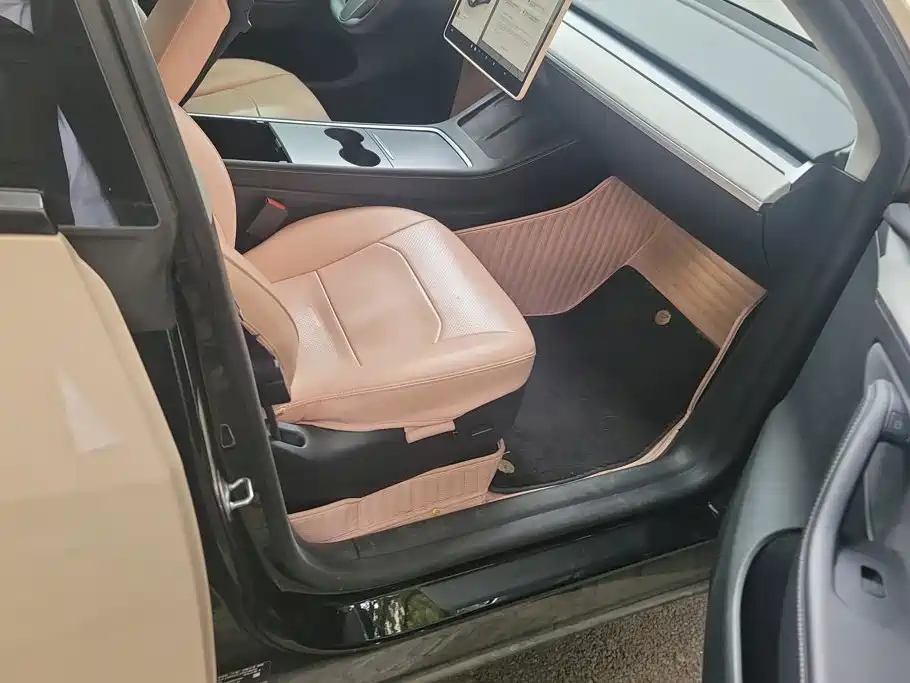 Tesla Model Y — миниатюра 8