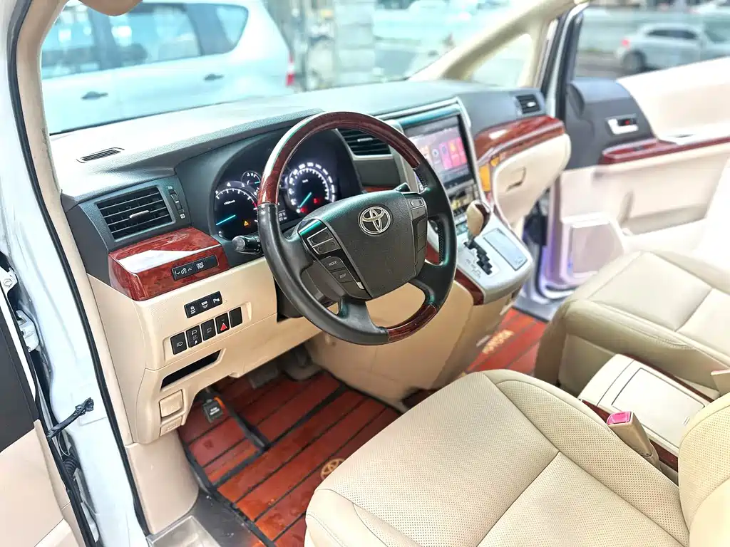 Toyota Alphard — миниатюра 7