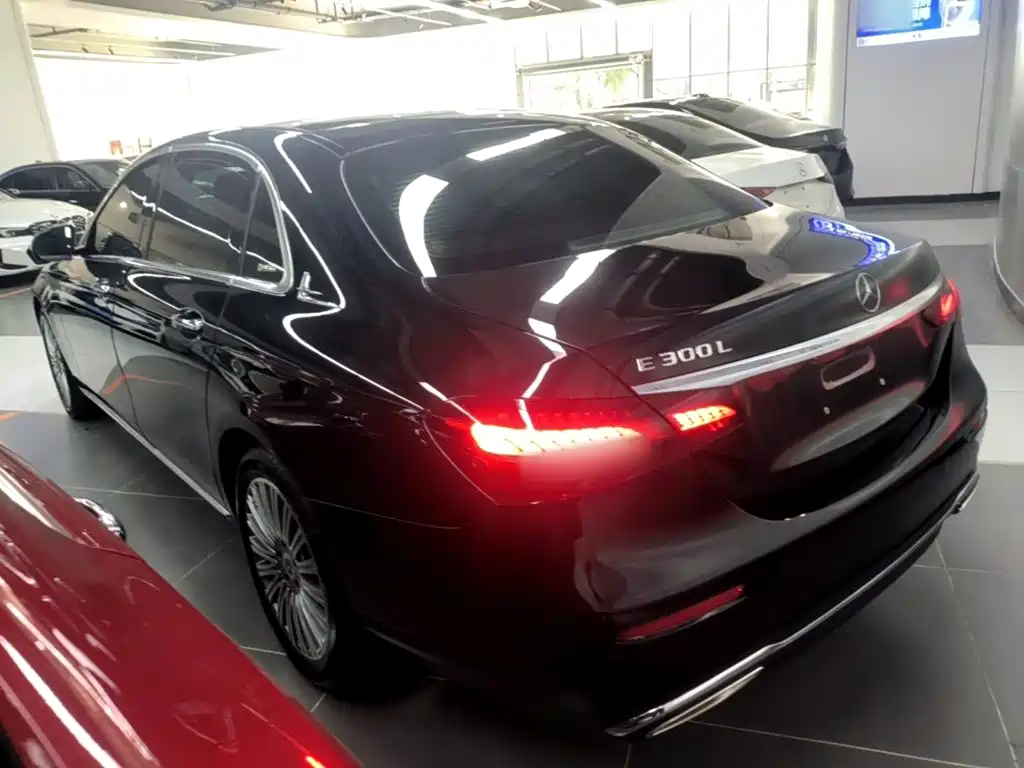 Mercedes-Benz E-Class — миниатюра 5