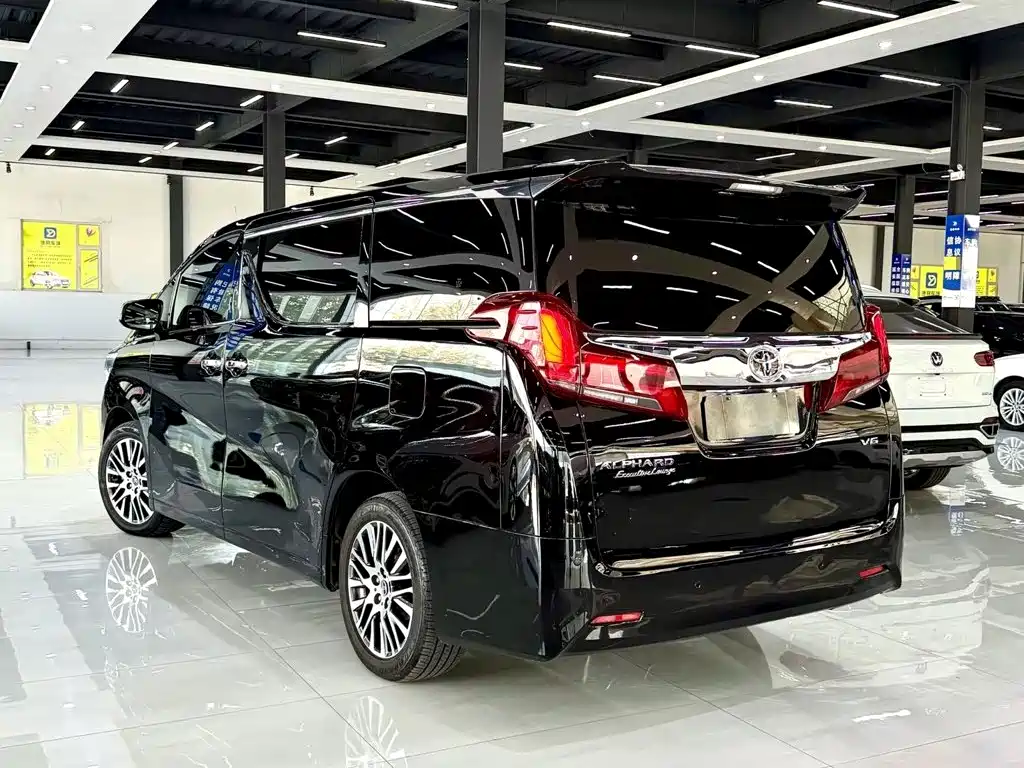 Toyota Alphard — миниатюра 8