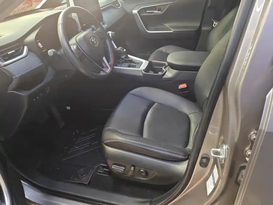 Toyota RAV4 — миниатюра 9