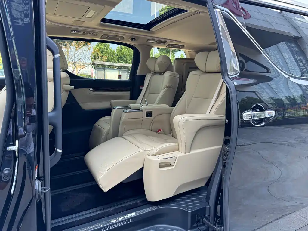 Toyota Alphard — миниатюра 10