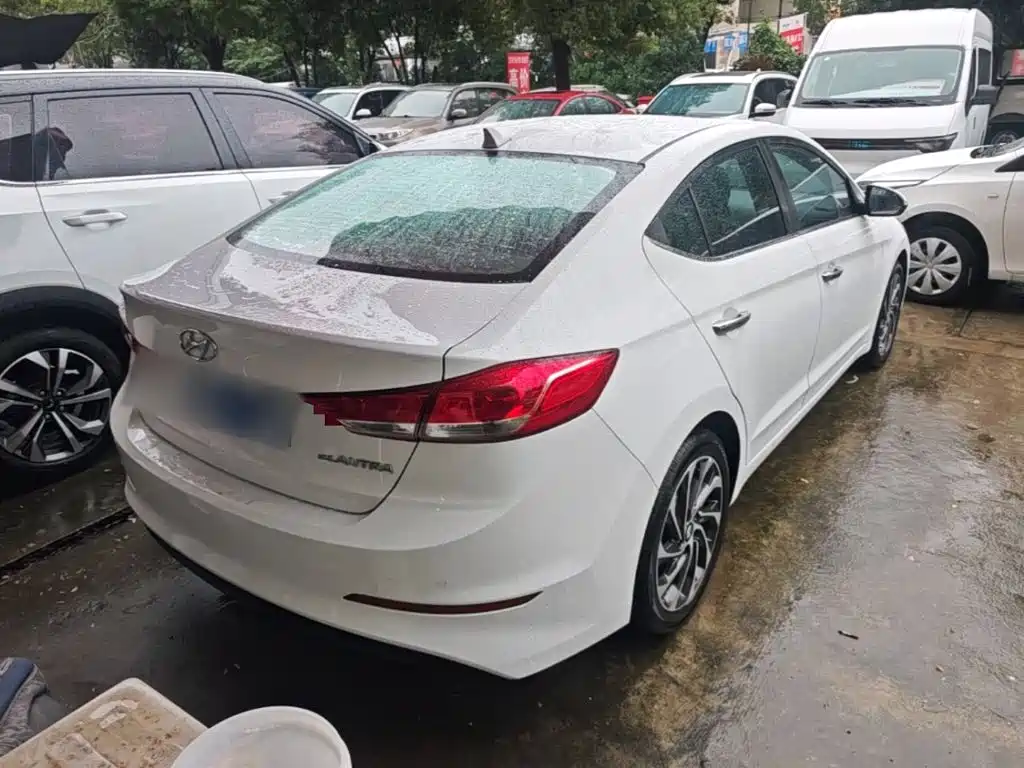 Hyundai Elantra — миниатюра 7