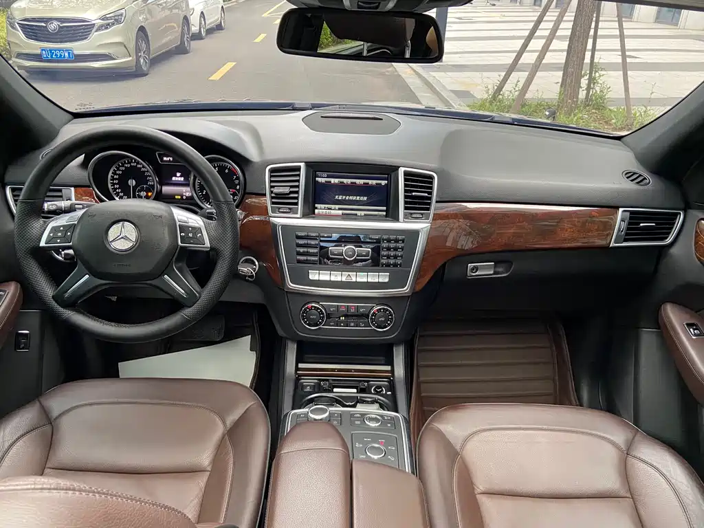 Mercedes-Benz M-Class — миниатюра 11