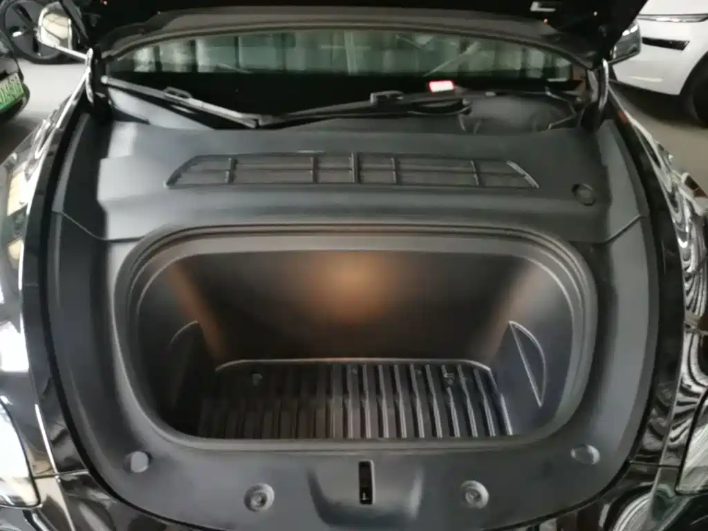 Tesla Model Y — миниатюра 20