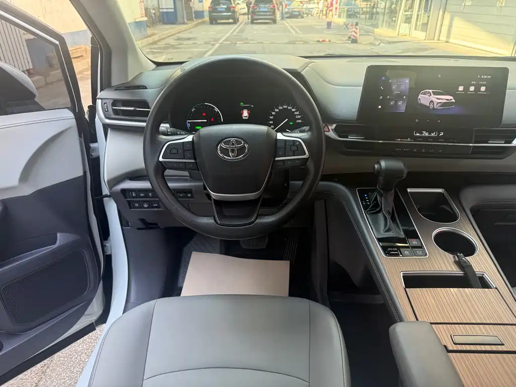 Toyota Granvia — миниатюра 14