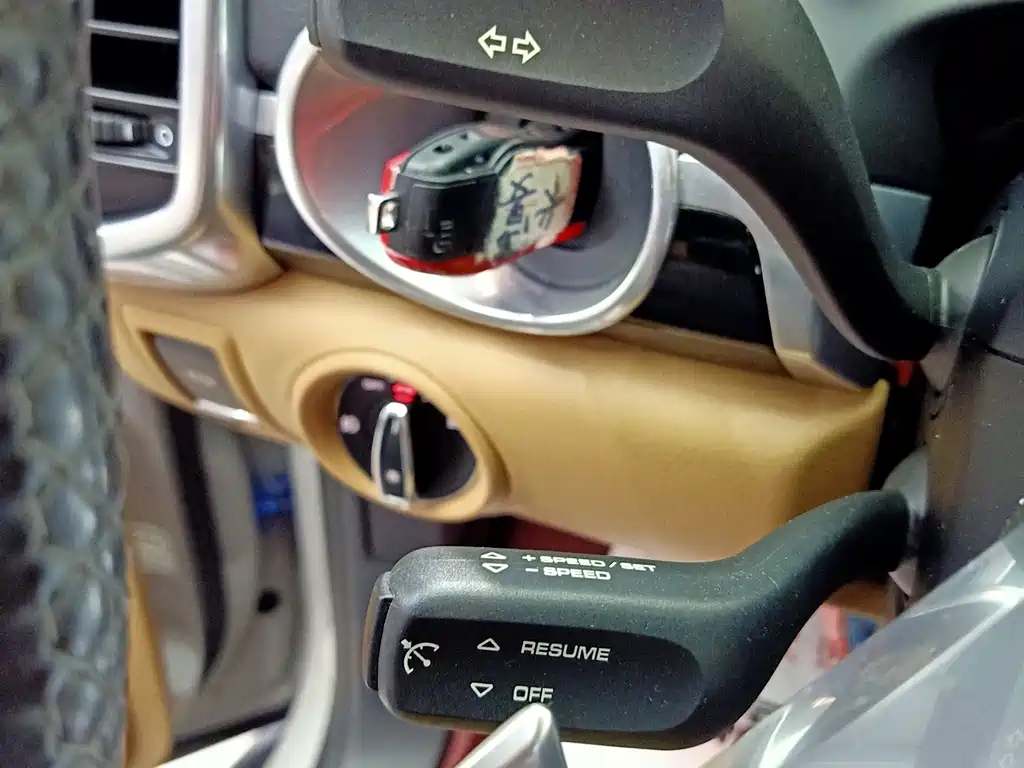 Porsche Cayenne — миниатюра 12