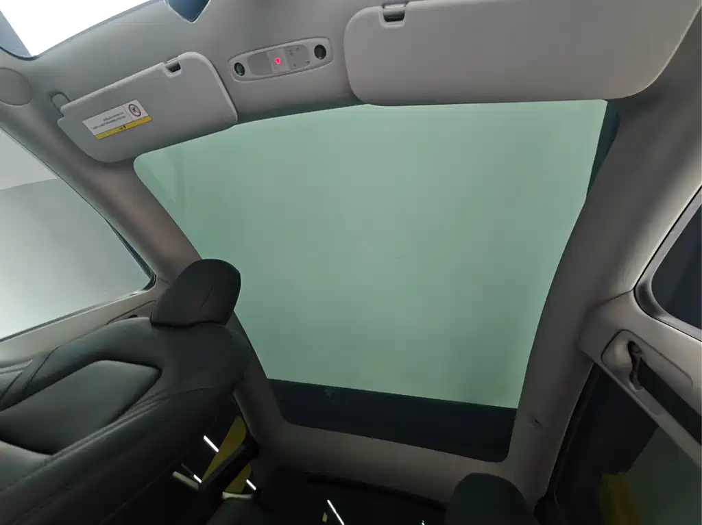 Tesla Model Y — миниатюра 12