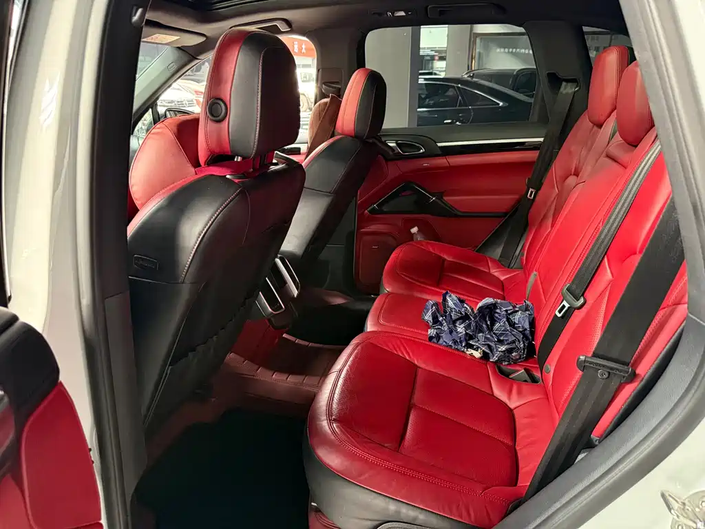 Porsche Cayenne — миниатюра 10