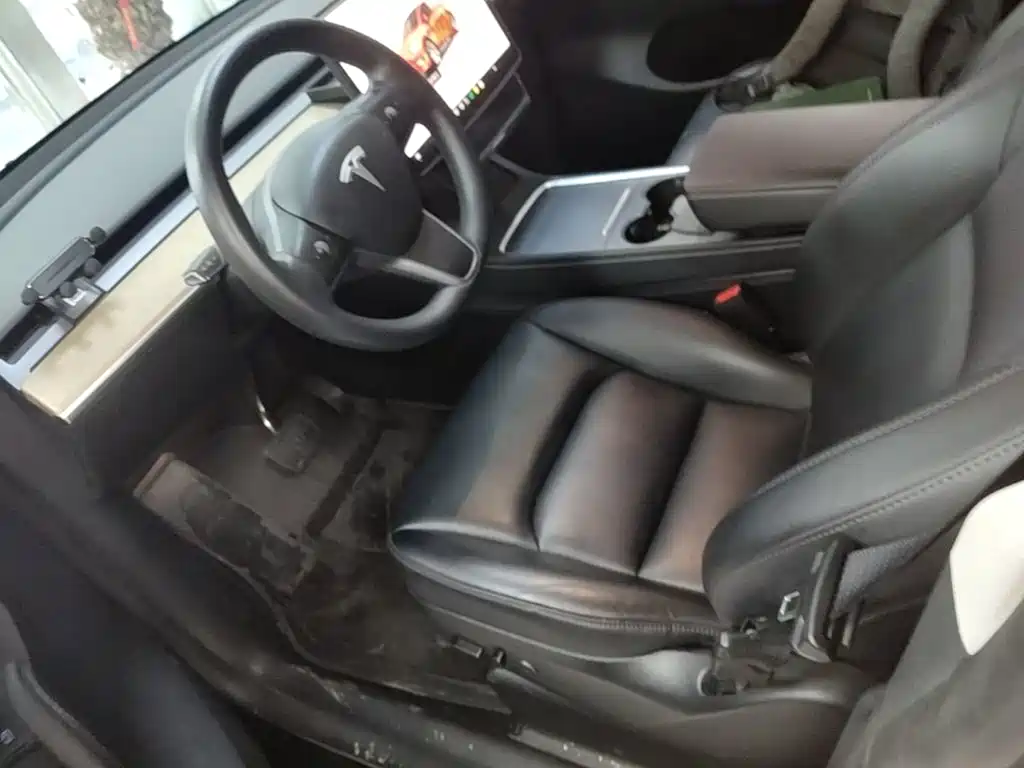 Tesla Model Y — миниатюра 15