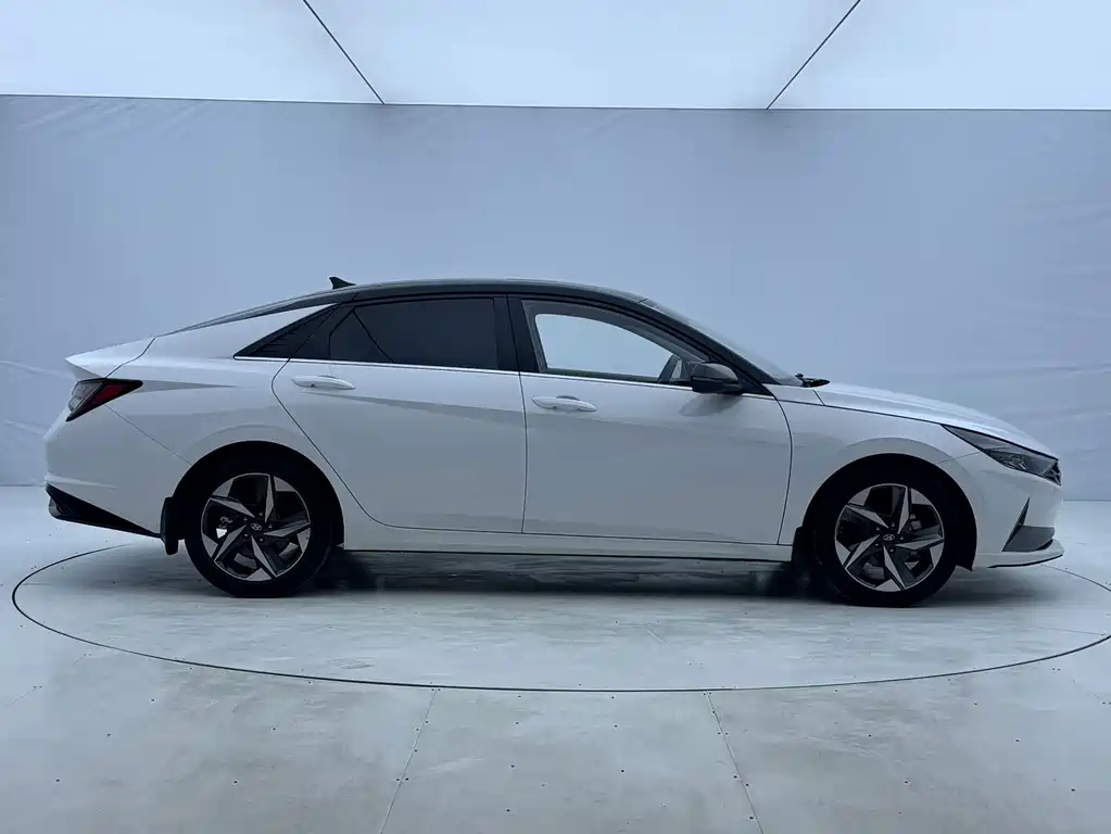 Hyundai Elantra — миниатюра 9