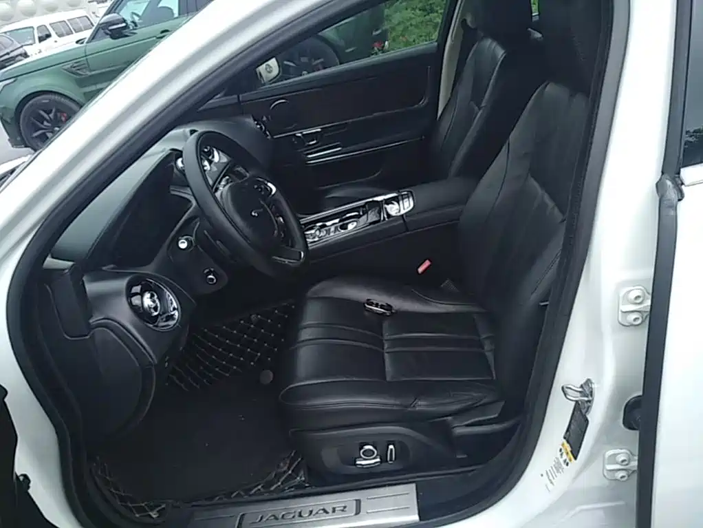 Jaguar XJ — миниатюра 15