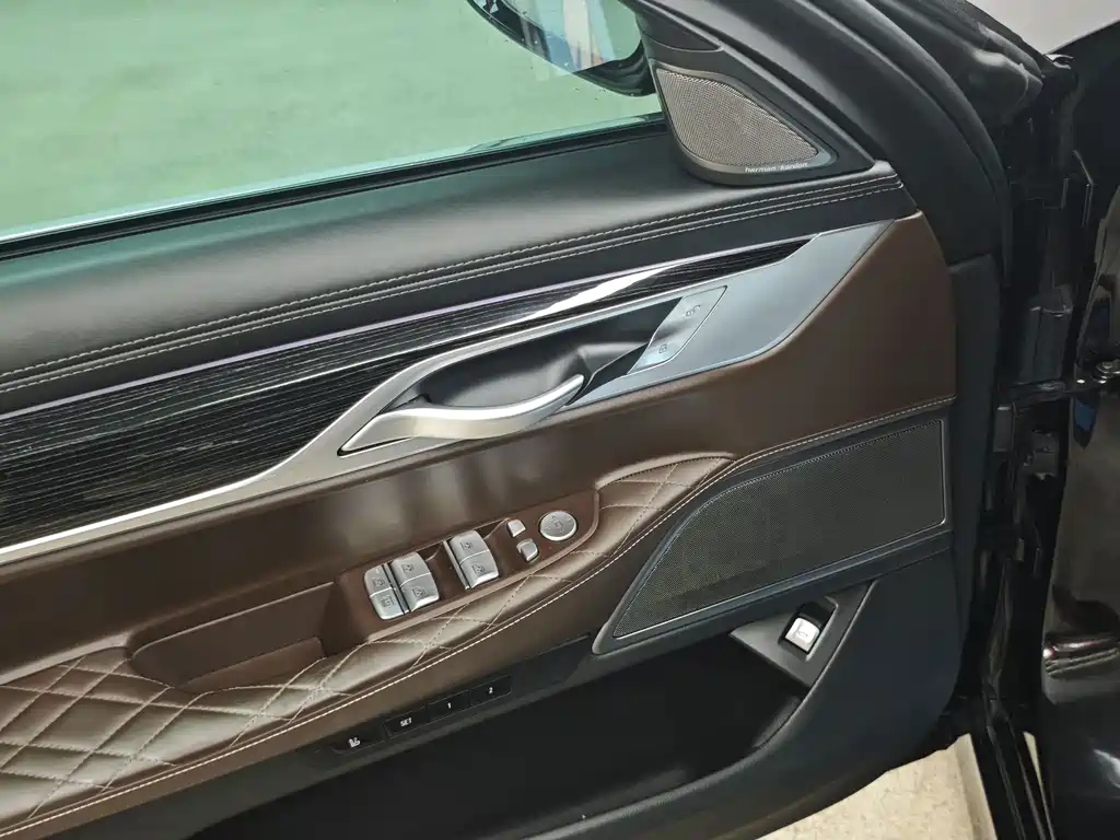 BMW 7 Series — миниатюра 11