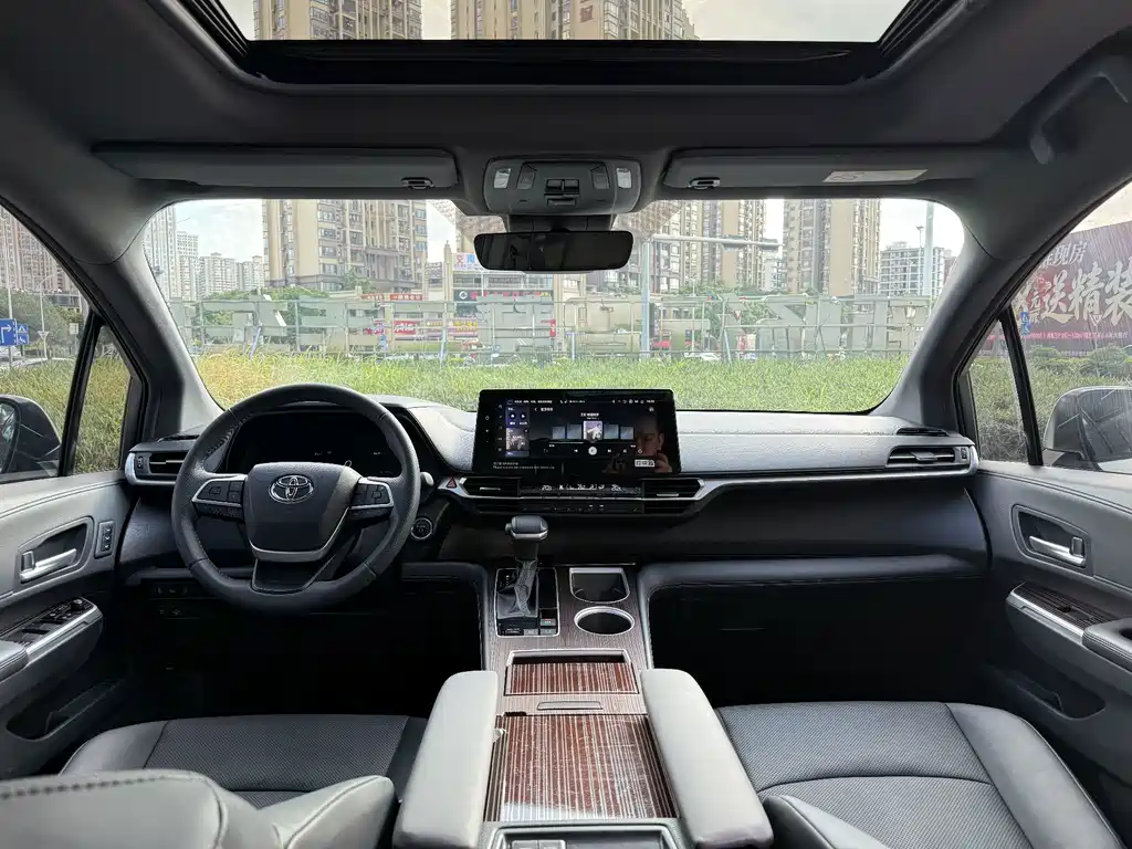 Toyota Granvia — миниатюра 10