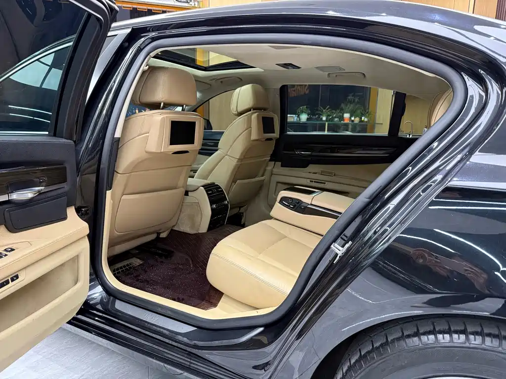 BMW 7 Series — миниатюра 25