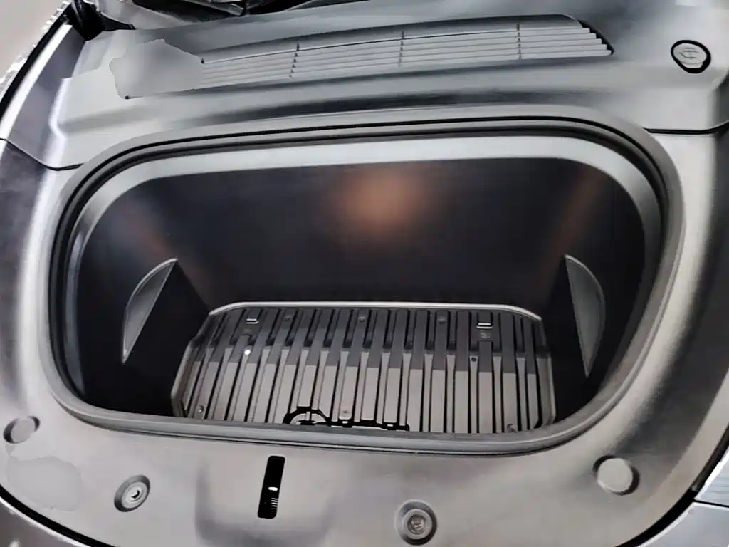Tesla Model Y — миниатюра 20