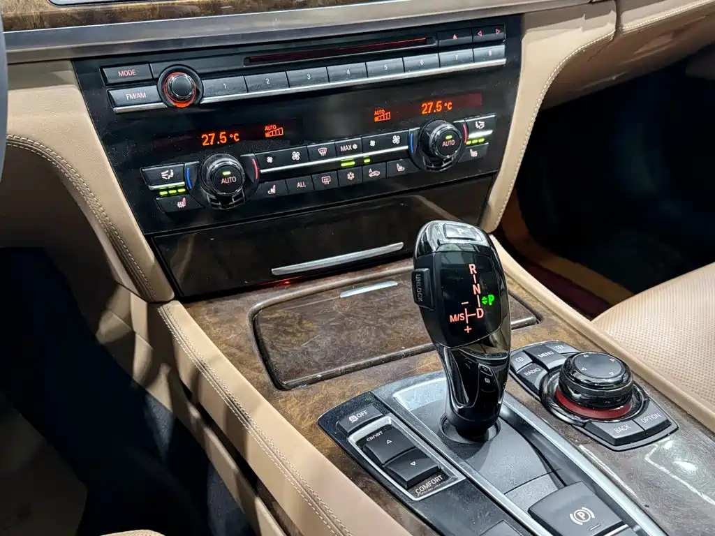 BMW 7 Series — миниатюра 9