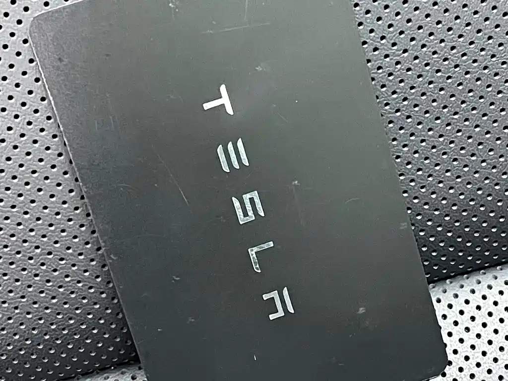 Tesla Model Y — миниатюра 15