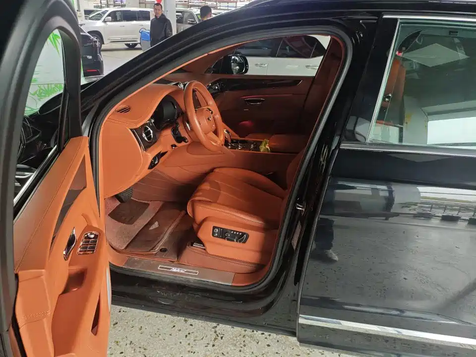 Bentley Bentayga PHEV — миниатюра 12