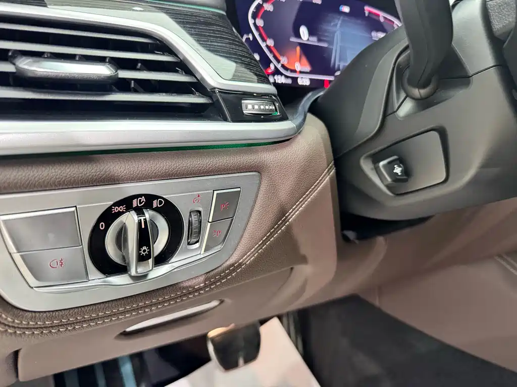 BMW 7 Series — миниатюра 12
