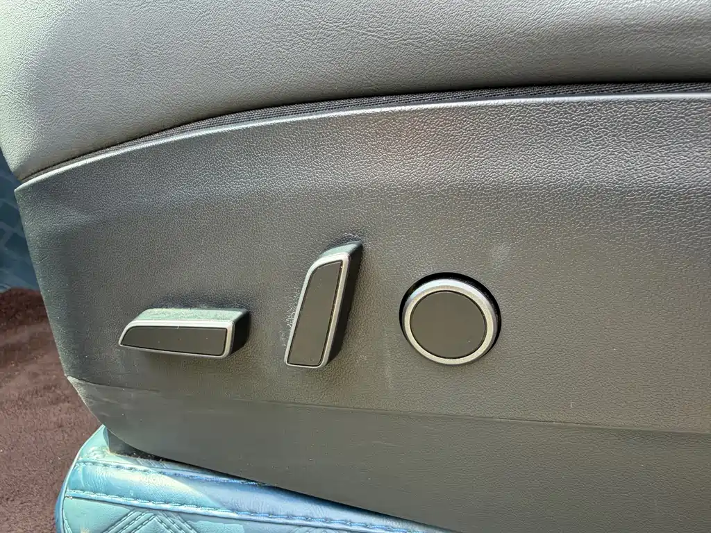 Tesla Model Y — миниатюра 22