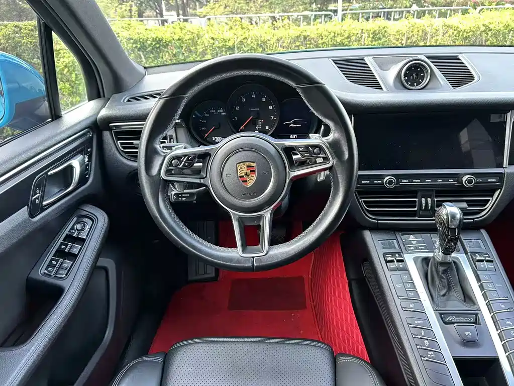 PORSCHE MACAN