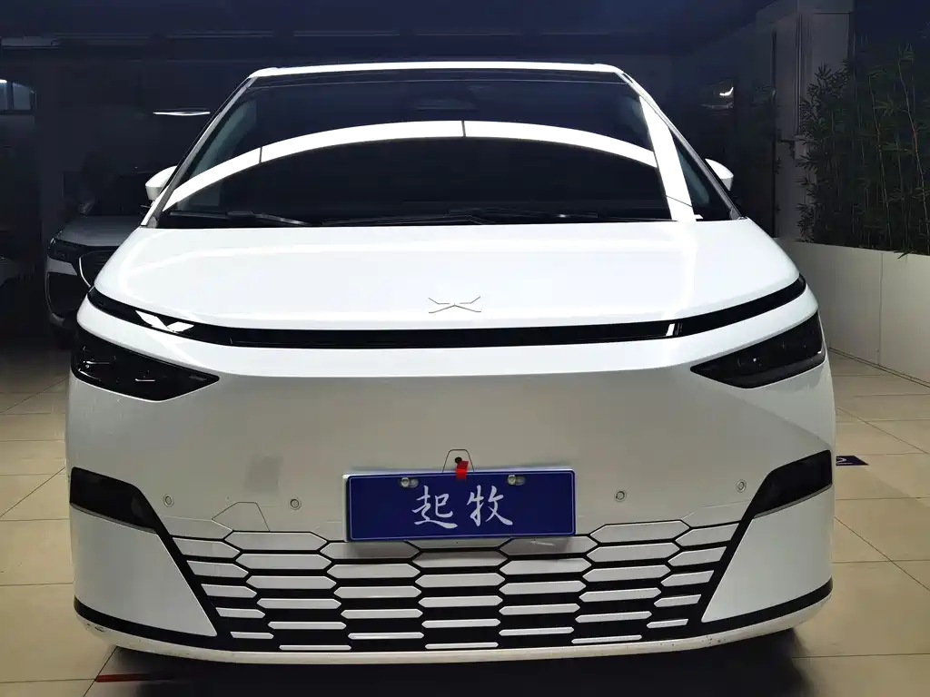 XPeng X9 — миниатюра 2