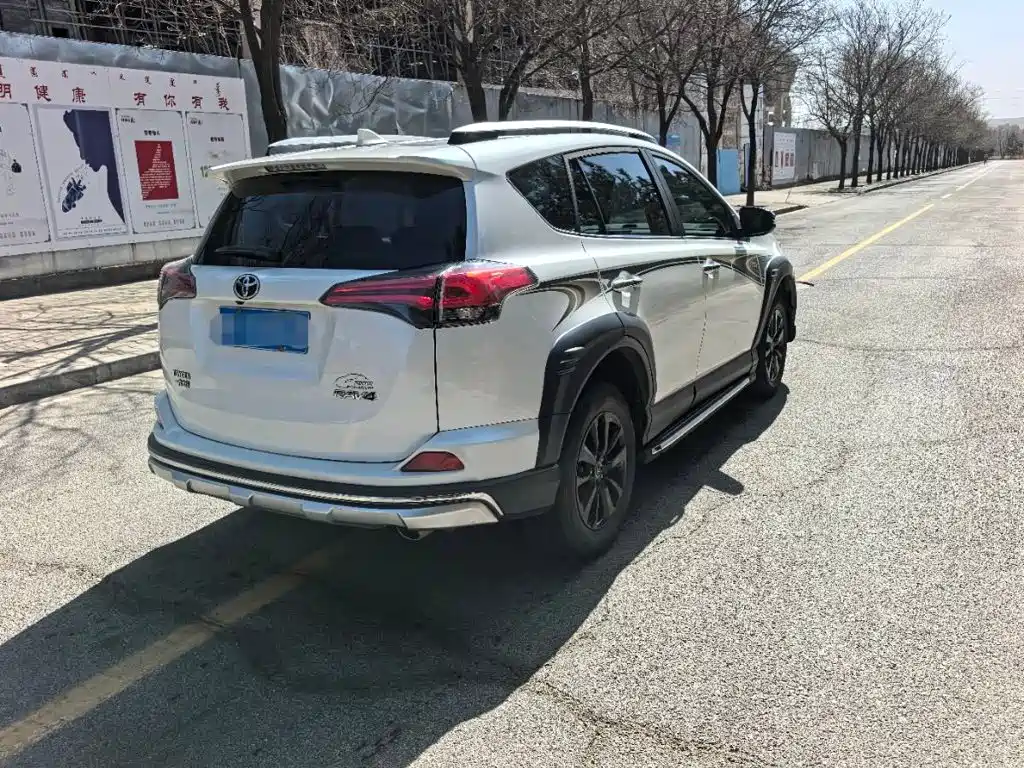 Toyota RAV4 — миниатюра 9
