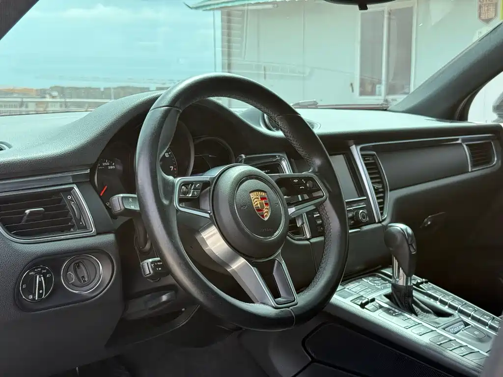 Porsche Macan — миниатюра 7