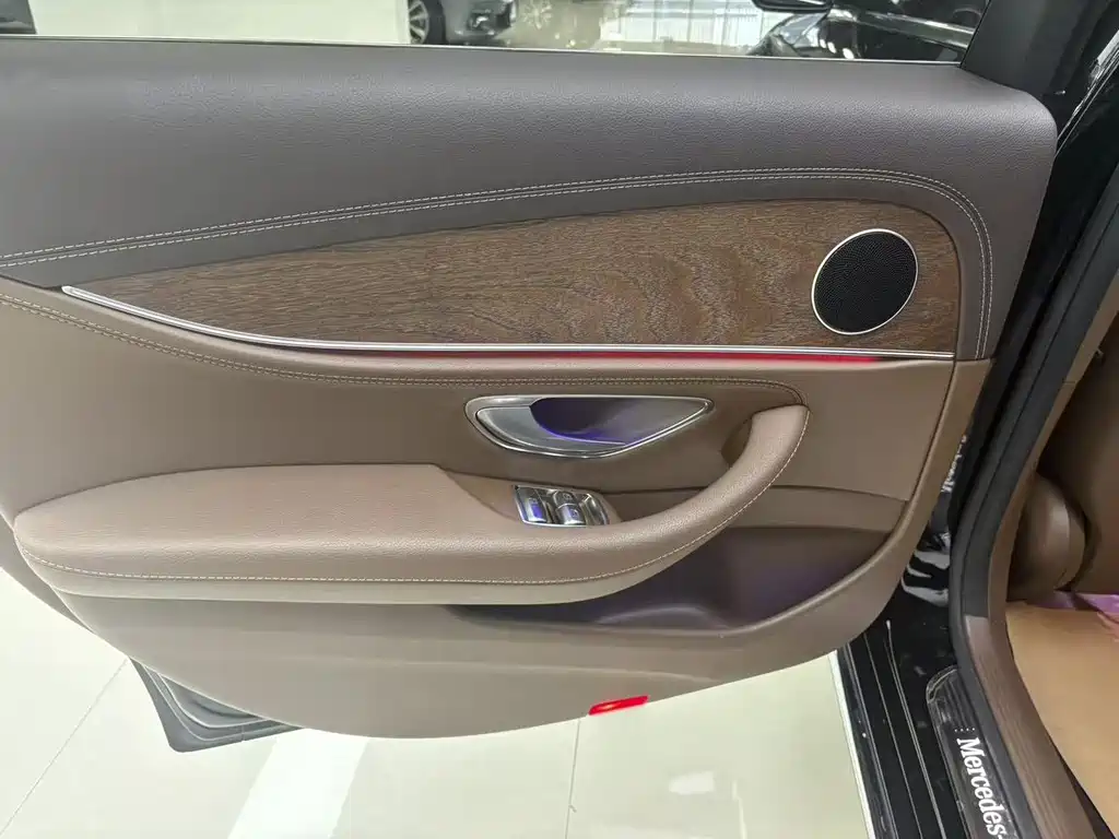Mercedes-Benz E-Class — миниатюра 13