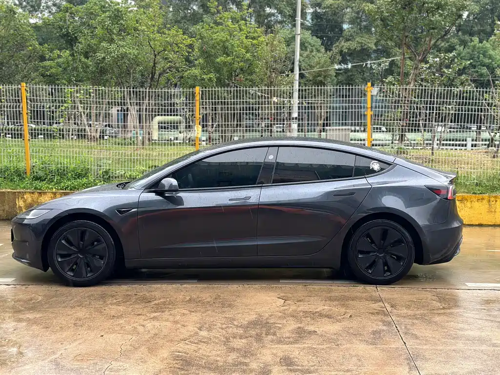 Tesla Model Y — миниатюра 3
