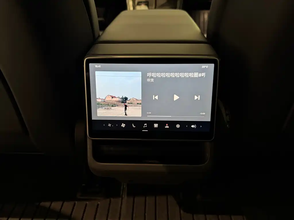 Tesla Model 3 — миниатюра 17