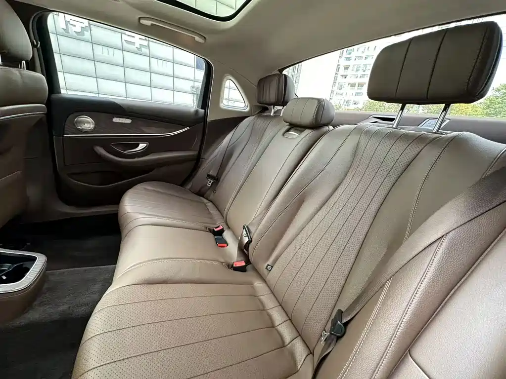 Mercedes-Benz E-Class — миниатюра 16