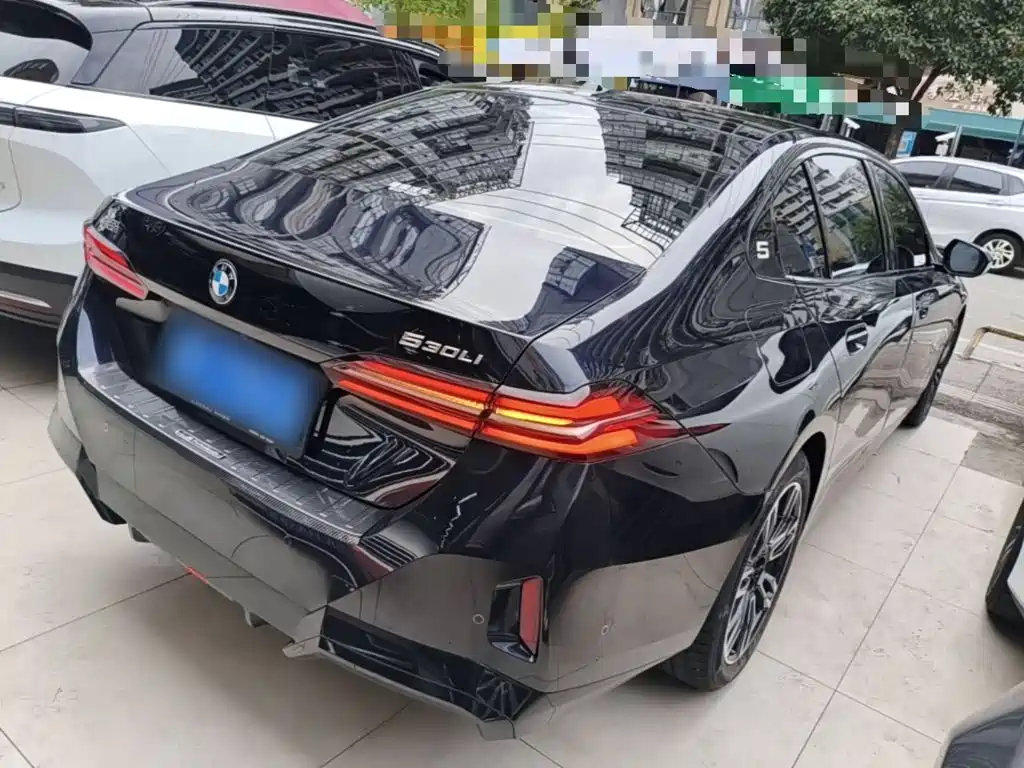 BMW 5 Series — миниатюра 7