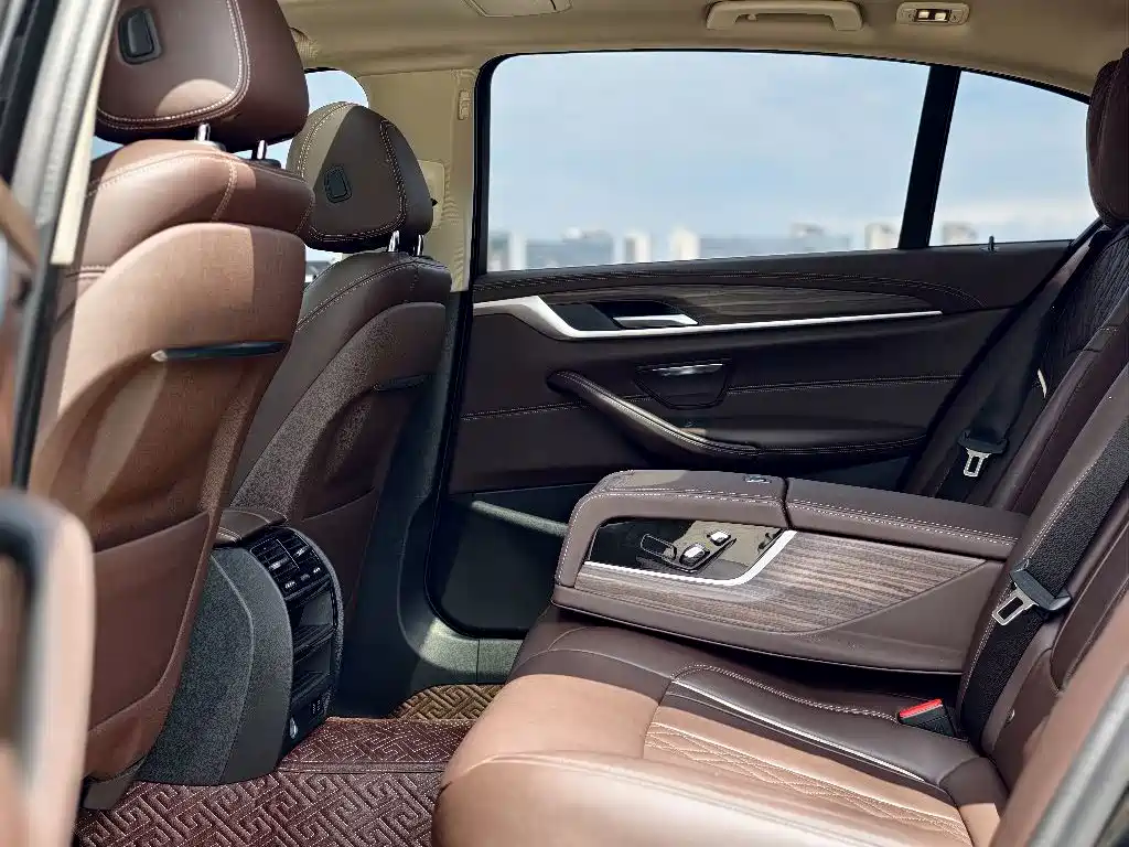 BMW 5 Series — миниатюра 9