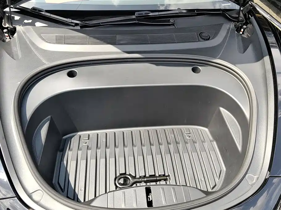 Tesla Model 3 — миниатюра 10