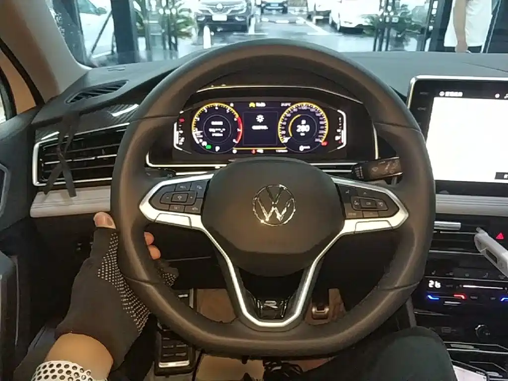 Volkswagen Tiguan L — миниатюра 11
