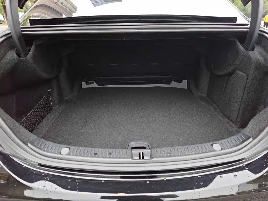 Mercedes-Benz E-Class — миниатюра 11
