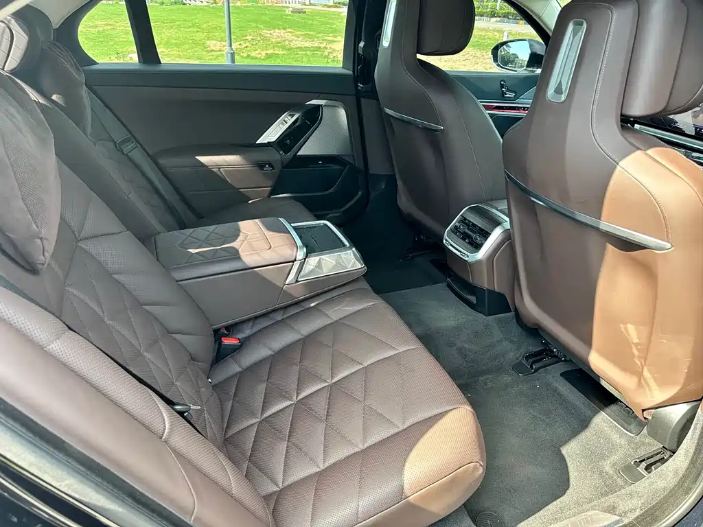 BMW 7 Series — миниатюра 9