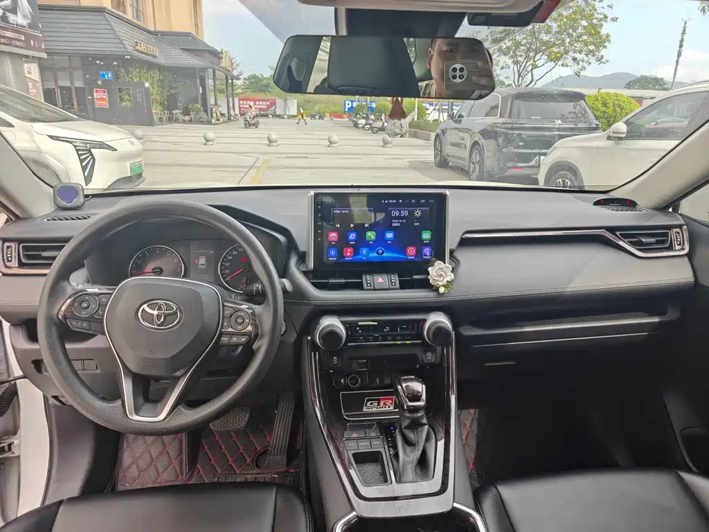 Toyota RAV4 — миниатюра 6