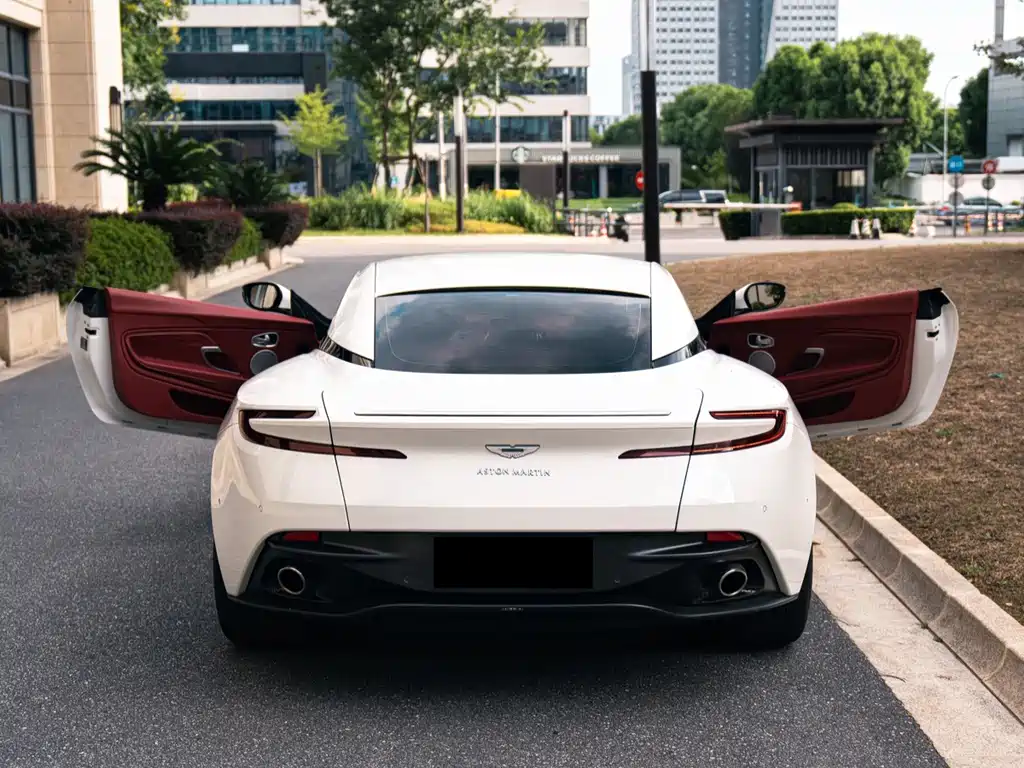 Aston Martin DB11 — миниатюра 4