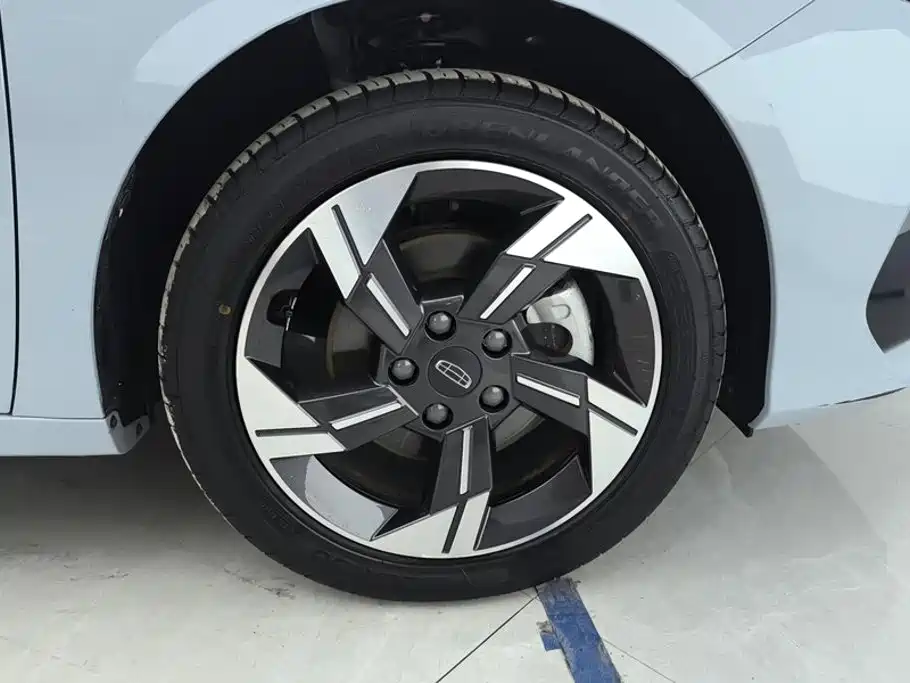 Geely L HiP — миниатюра 6