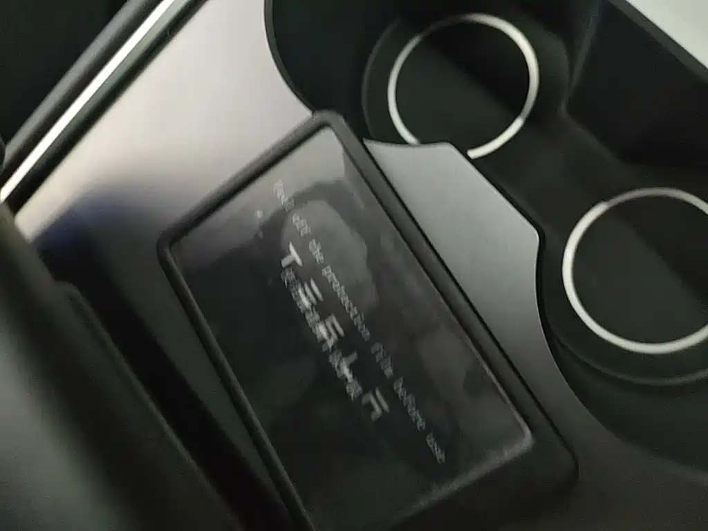 Tesla Model Y — миниатюра 9
