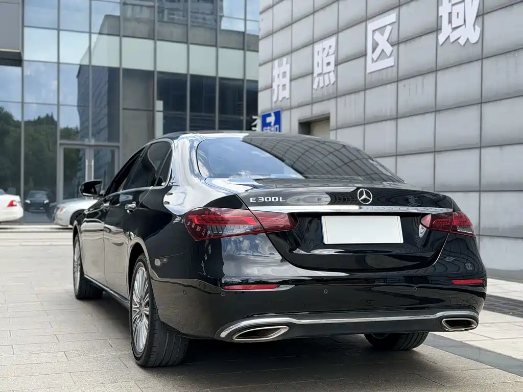 Mercedes-Benz E-Class — миниатюра 7