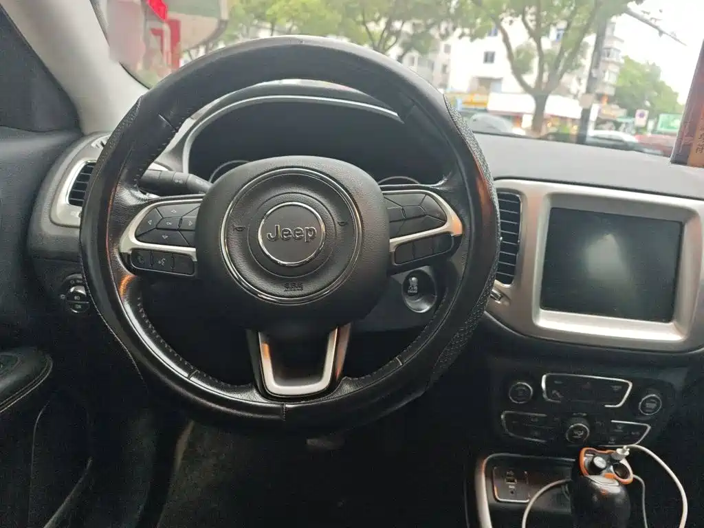 Jeep Compass — миниатюра 6