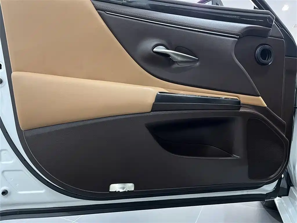 Lexus ES — миниатюра 16