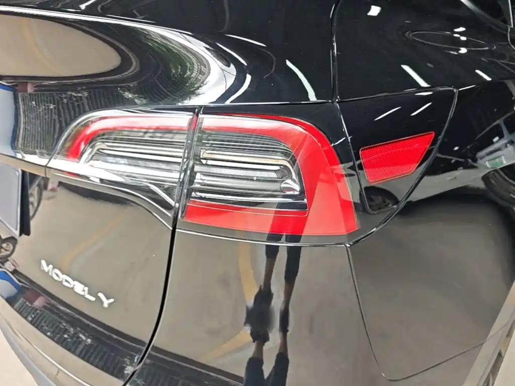 Tesla Model Y — миниатюра 8