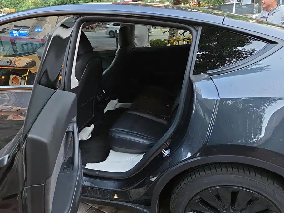 Tesla Model Y — миниатюра 11