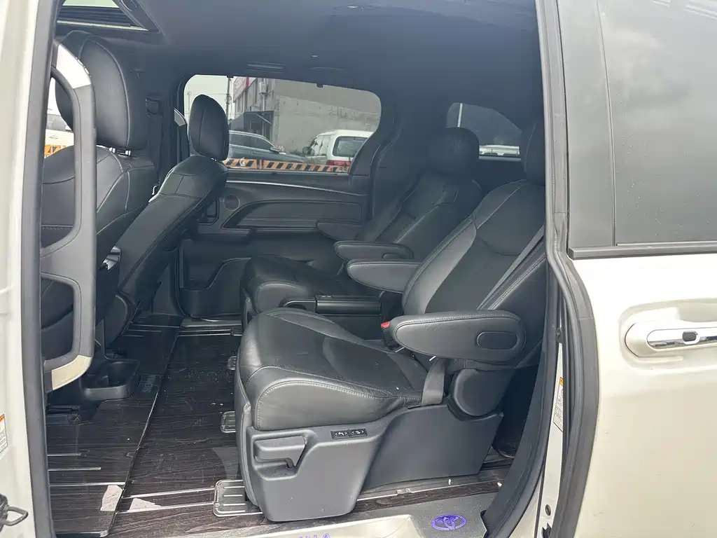 Toyota Sienna — миниатюра 8