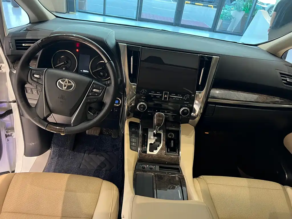 Toyota Alphard — миниатюра 7